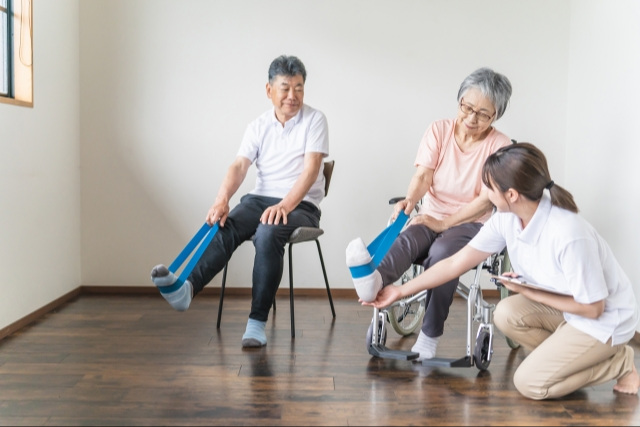 高齢者が室内で運動指導を受ける様子