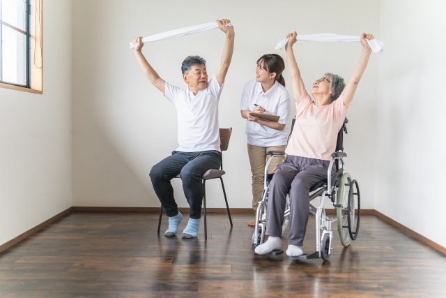 高齢者が室内でストレッチをする様子