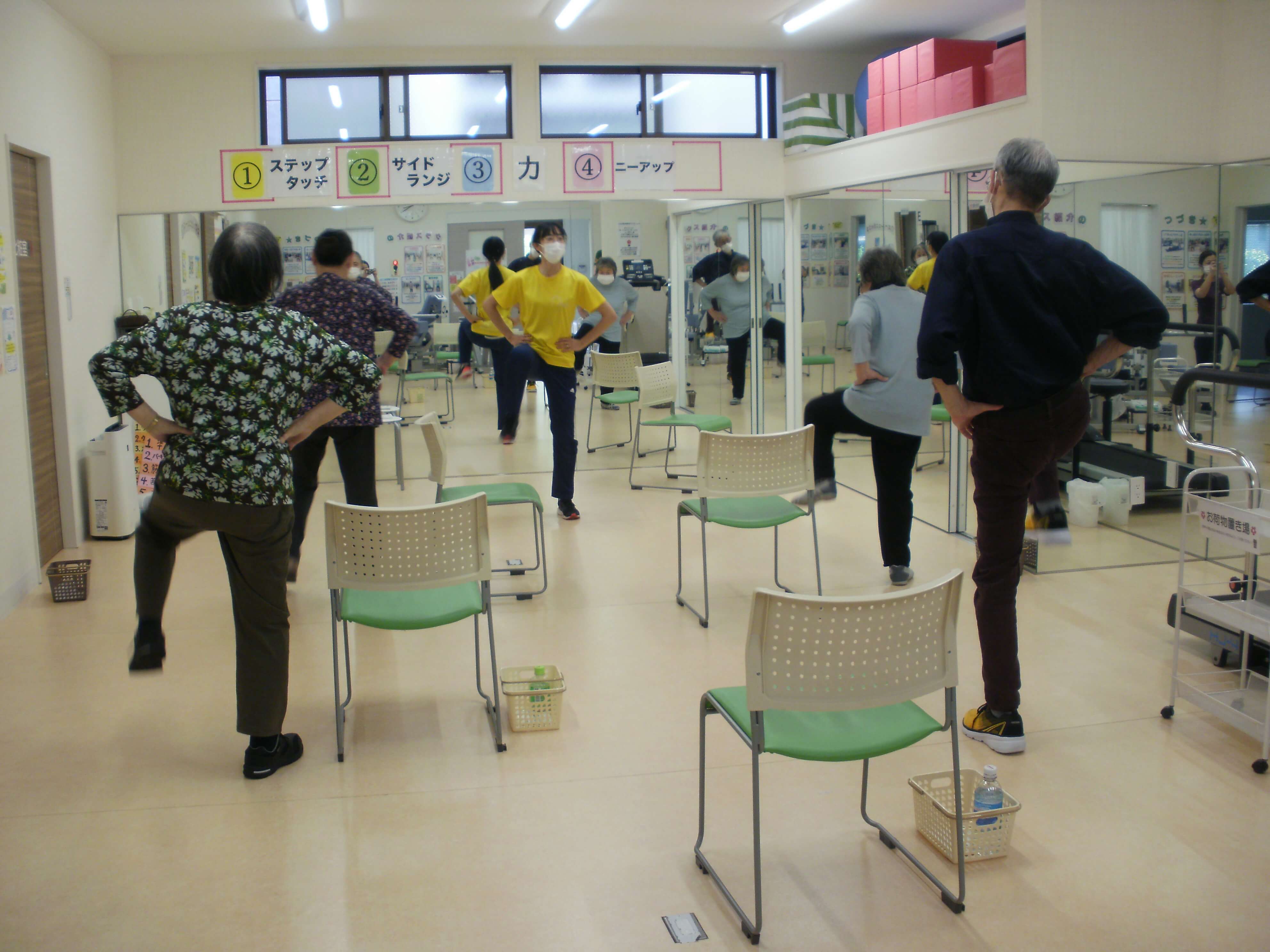 公園でシニア女性と話す若い女性